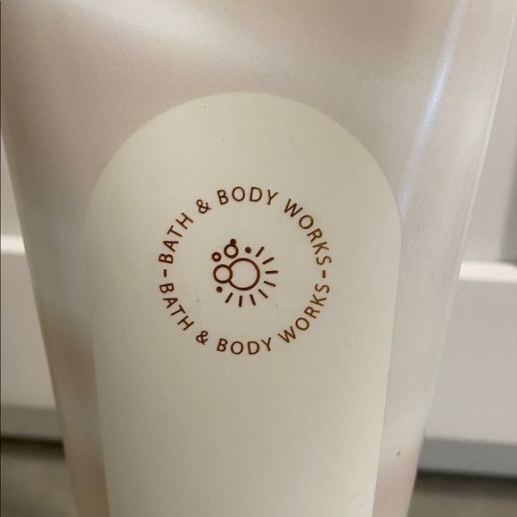 Bath & Body Works milk fragranced moisturizing body wash - Picture 3 of 5